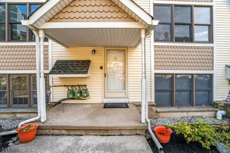 56 Portsmouth Ct Hamburg, NJ 07419