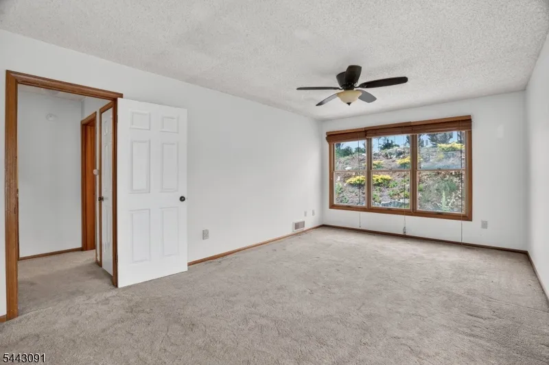 56 Portsmouth Ct Hamburg, NJ 07419