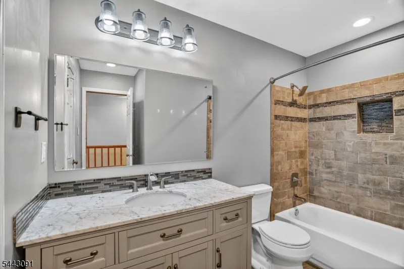 56 Portsmouth Ct Hamburg, NJ 07419