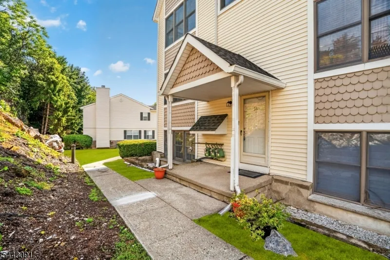 56 Portsmouth Ct Hamburg, NJ 07419
