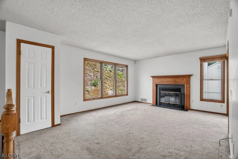 56 Portsmouth Ct Hamburg, NJ 07419