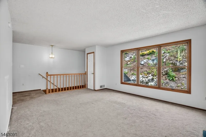 56 Portsmouth Ct Hamburg, NJ 07419