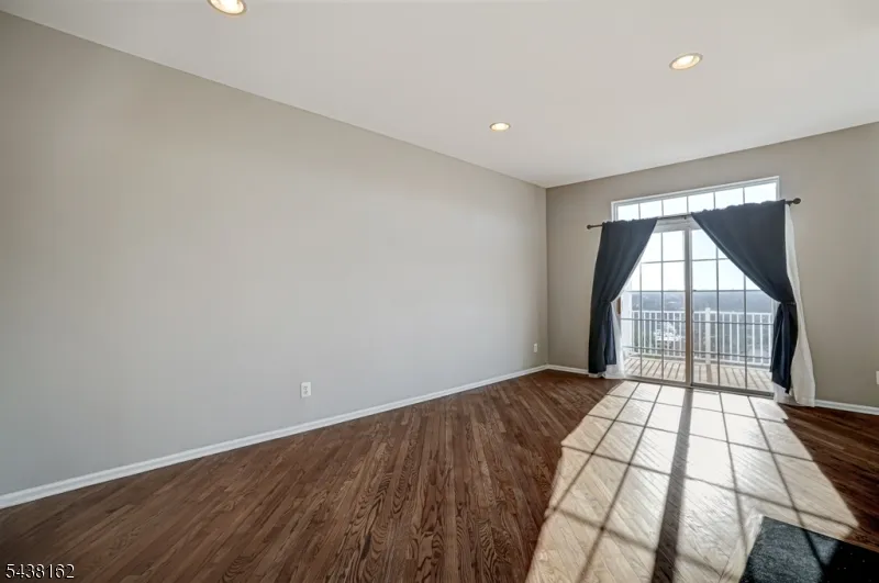 1039 Shadowlawn Dr Green Brook, NJ 08812