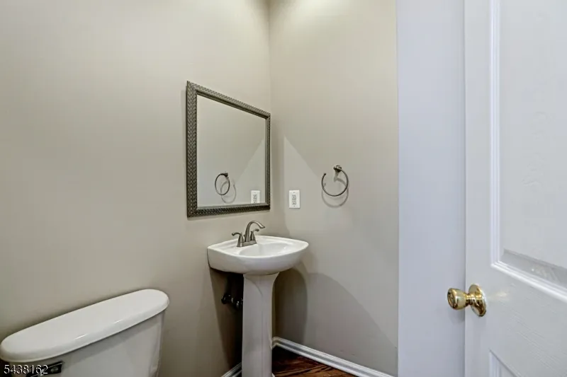 1039 Shadowlawn Dr Green Brook, NJ 08812