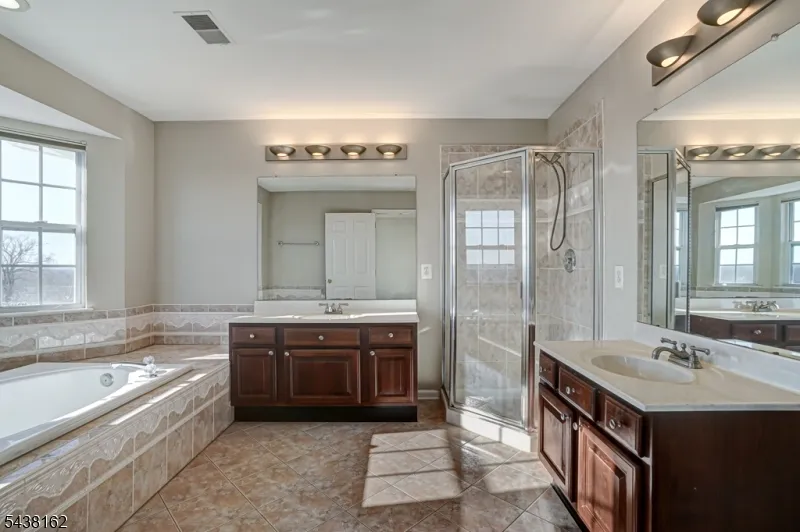 1039 Shadowlawn Dr Green Brook, NJ 08812