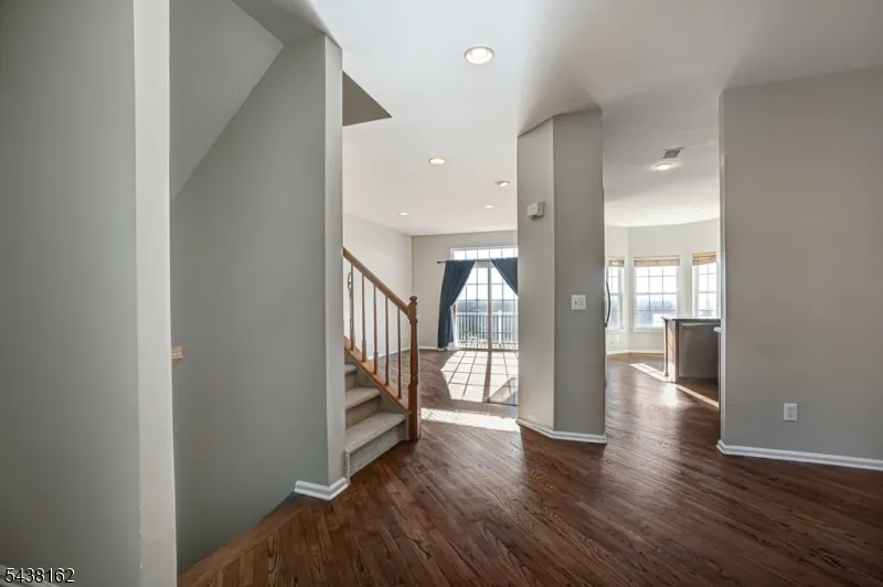 1039 Shadowlawn Dr Green Brook, NJ 08812