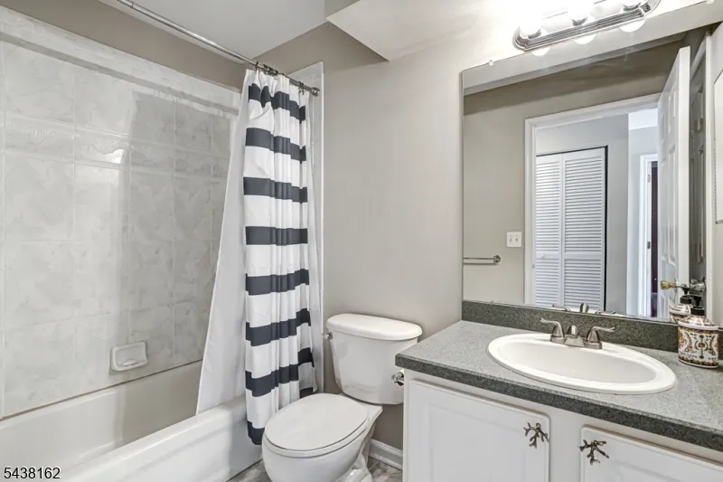 1039 Shadowlawn Dr Green Brook, NJ 08812