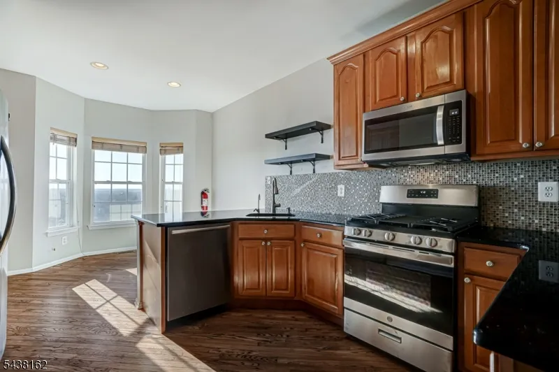 1039 Shadowlawn Dr Green Brook, NJ 08812