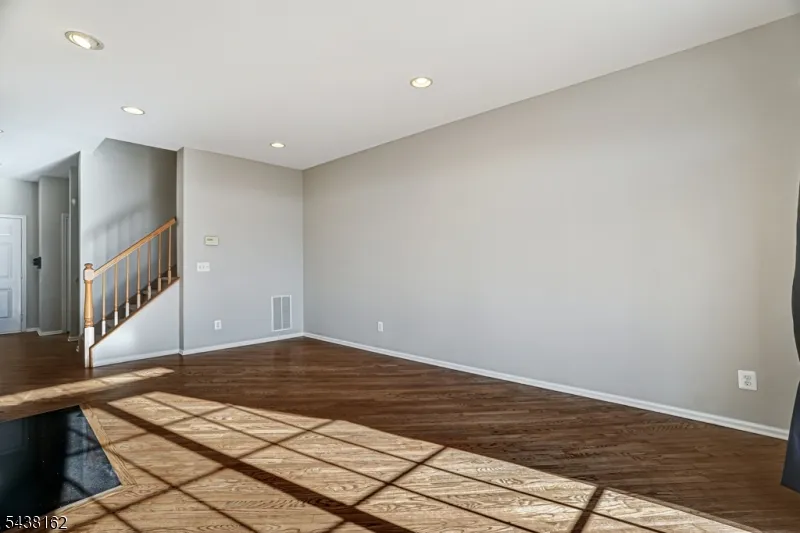 1039 Shadowlawn Dr Green Brook, NJ 08812