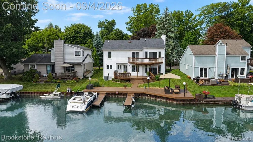 1839 RUSTIC Keego Harbor City, MI 48320