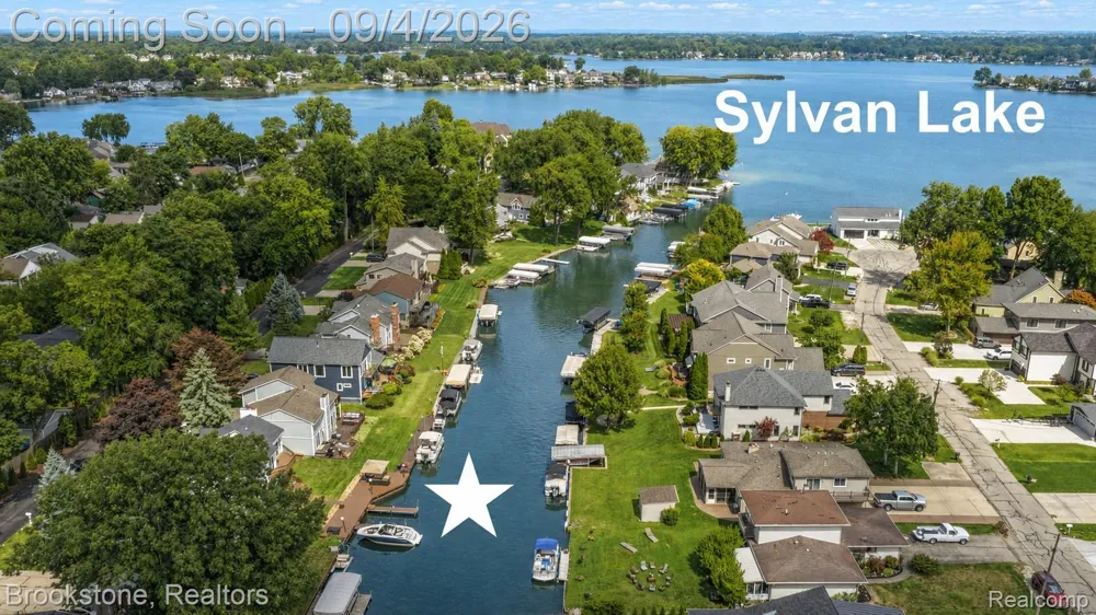 1839 RUSTIC Keego Harbor City, MI 48320