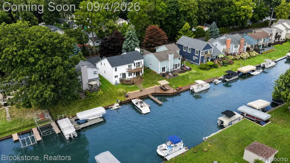 1839 RUSTIC Keego Harbor City, MI 48320