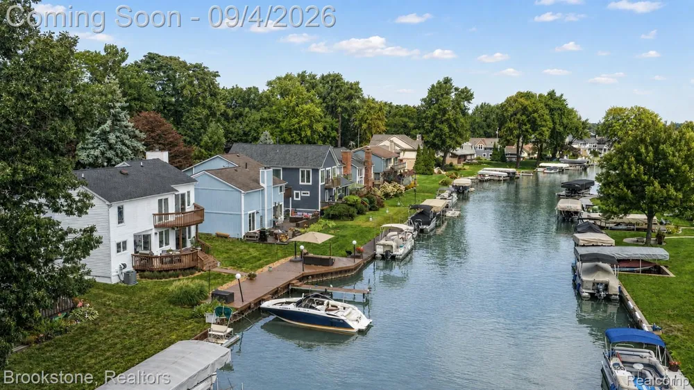 1839 RUSTIC Keego Harbor City, MI 48320