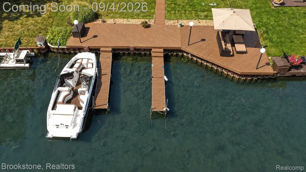 1839 RUSTIC Keego Harbor City, MI 48320