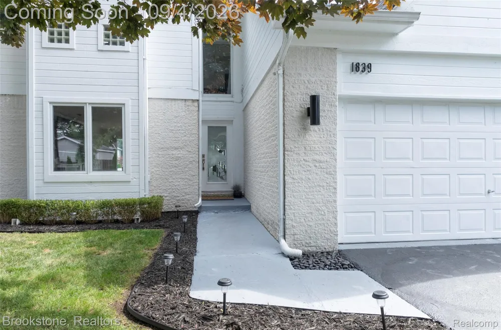 1839 RUSTIC Keego Harbor City, MI 48320