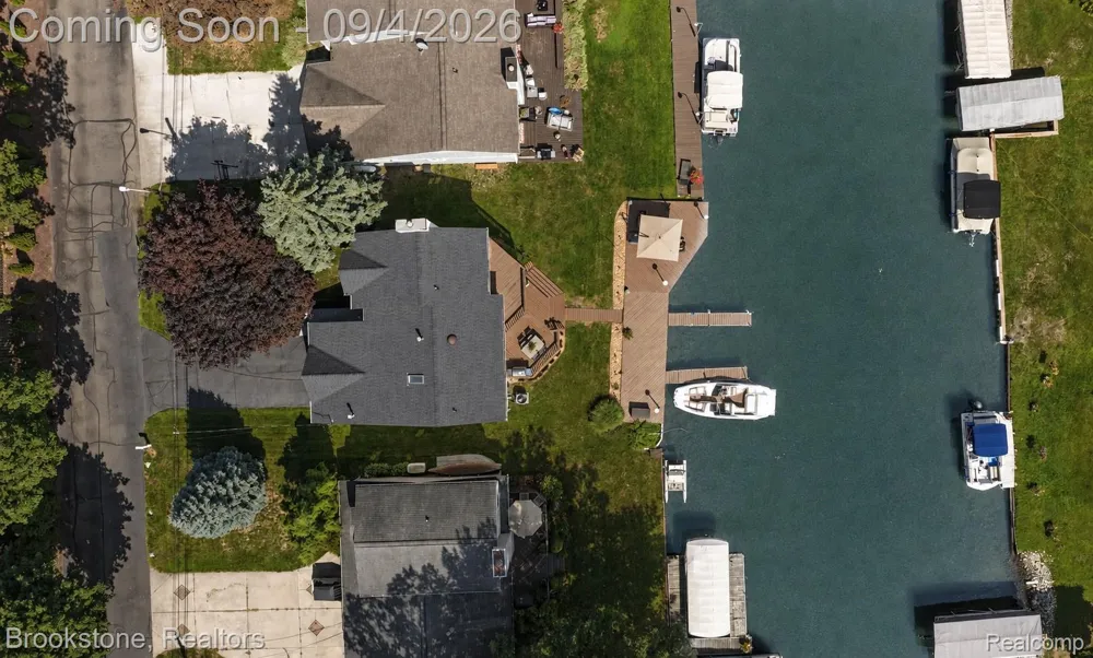 1839 RUSTIC Keego Harbor City, MI 48320