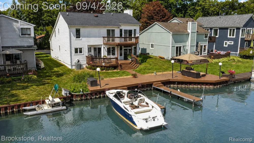 1839 RUSTIC Keego Harbor City, MI 48320