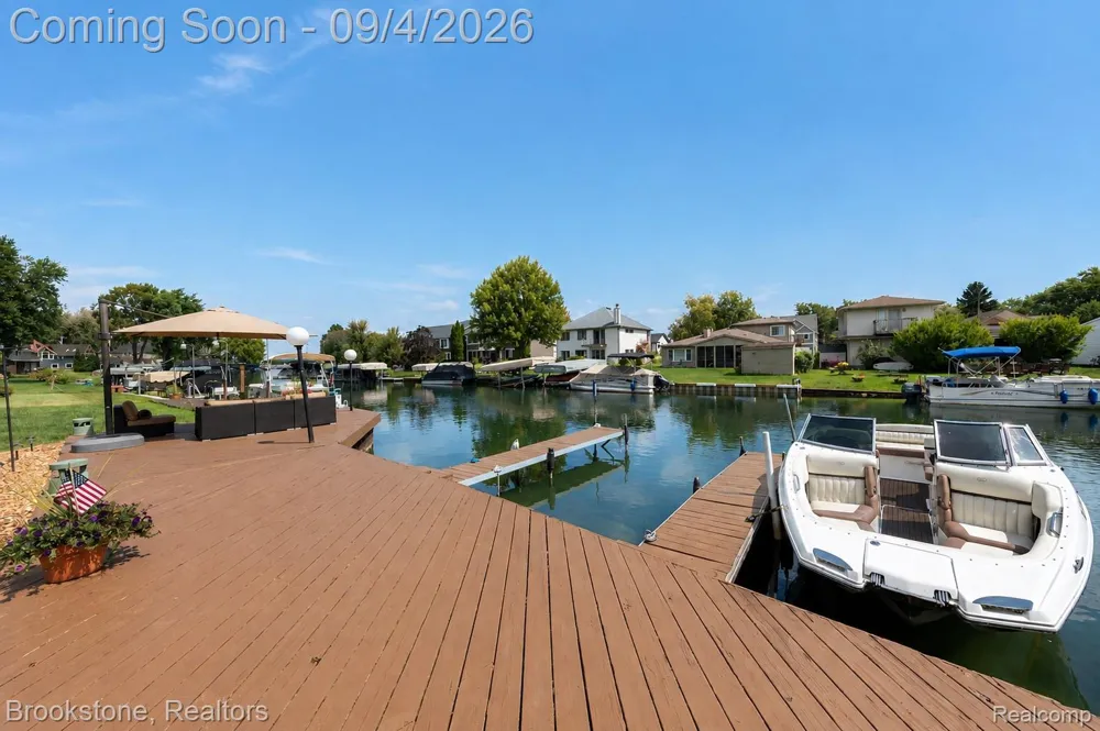 1839 RUSTIC Keego Harbor City, MI 48320