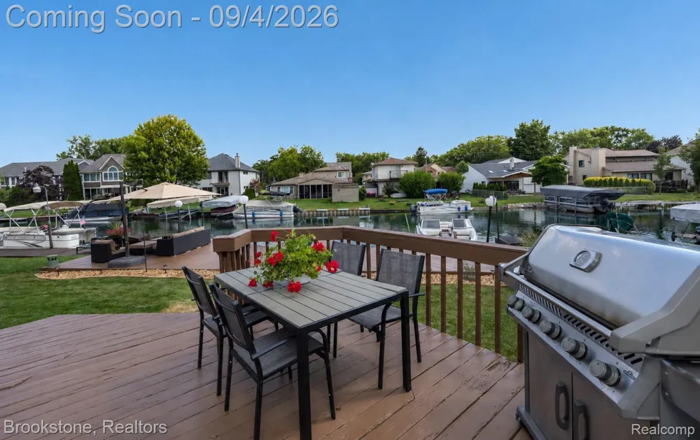 1839 RUSTIC Keego Harbor City, MI 48320