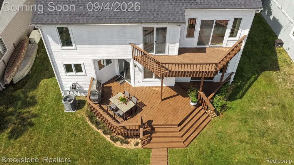 1839 RUSTIC Keego Harbor City, MI 48320