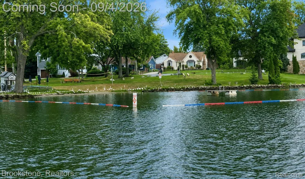 1839 RUSTIC Keego Harbor City, MI 48320