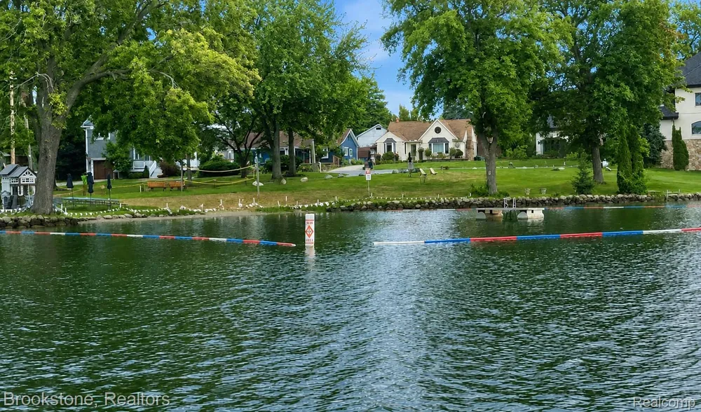 1839 RUSTIC Keego Harbor City, MI 48320