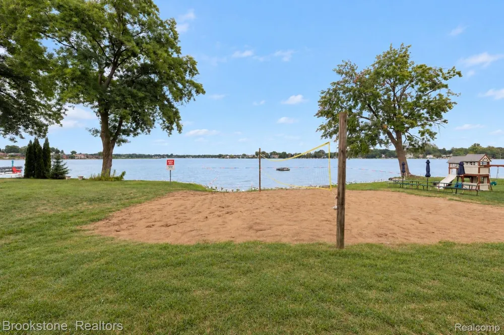 1839 RUSTIC Keego Harbor City, MI 48320