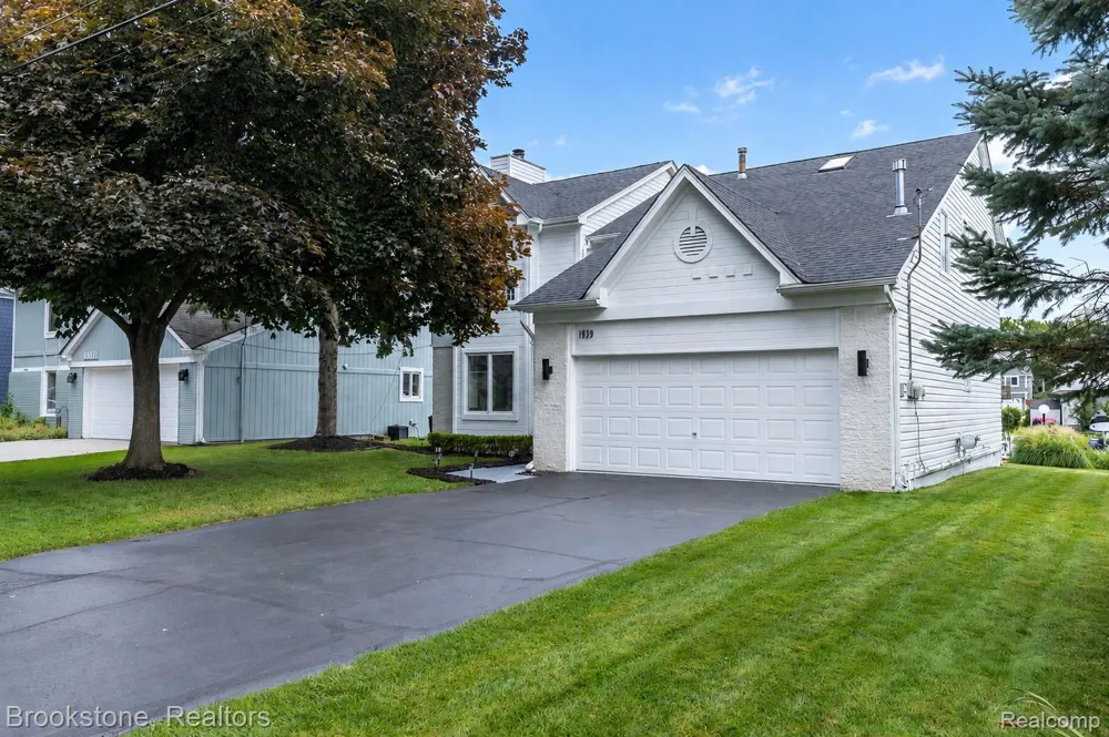 1839 RUSTIC Keego Harbor City, MI 48320