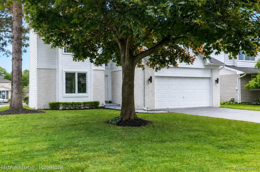 1839 RUSTIC Keego Harbor City, MI 48320