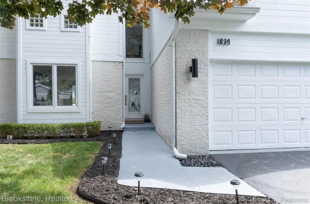 1839 RUSTIC Keego Harbor City, MI 48320