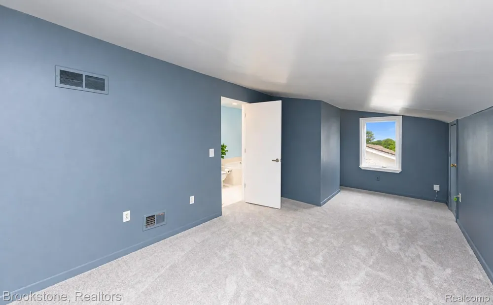 1839 RUSTIC Keego Harbor City, MI 48320