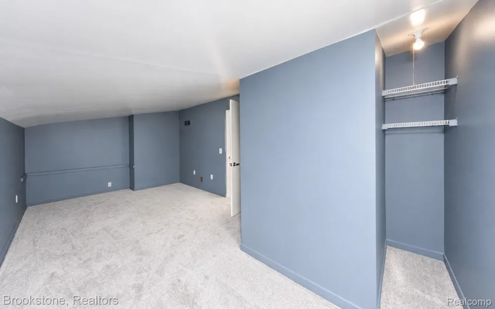 1839 RUSTIC Keego Harbor City, MI 48320