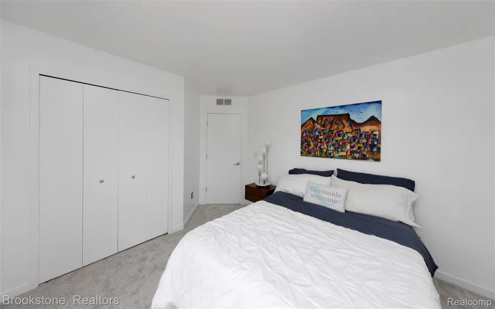 1839 RUSTIC Keego Harbor City, MI 48320
