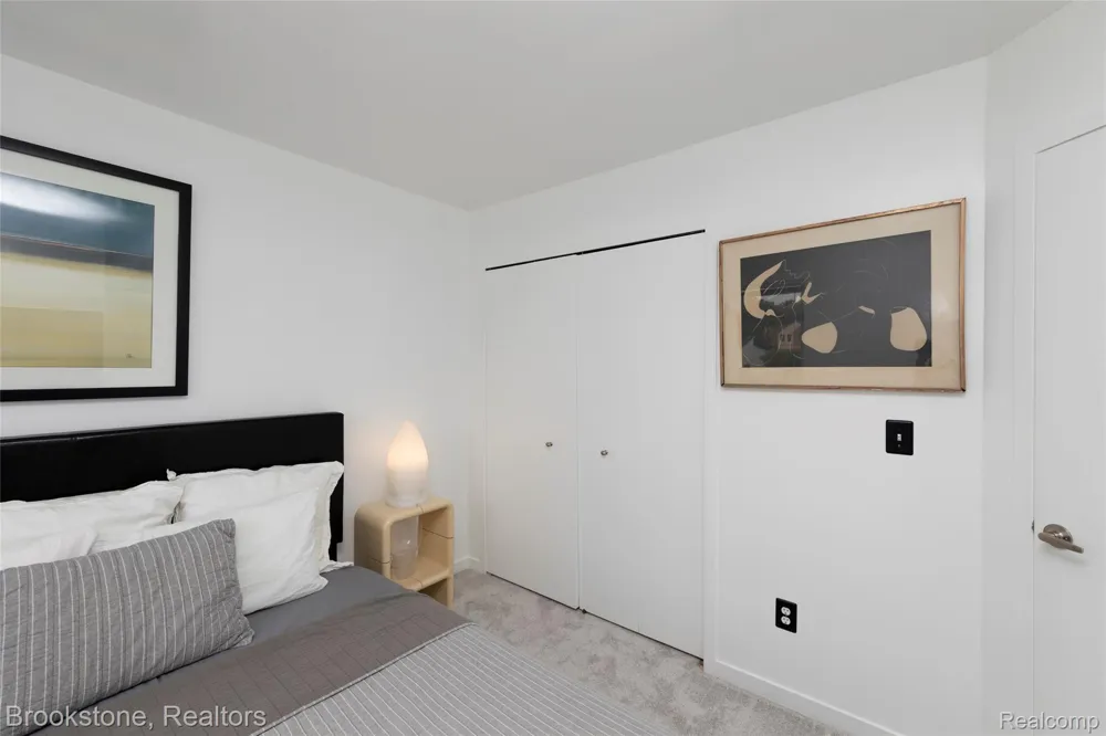 1839 RUSTIC Keego Harbor City, MI 48320