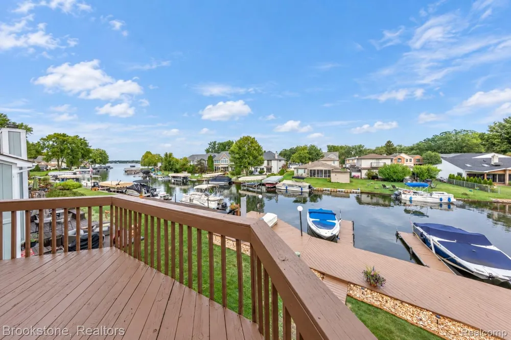 1839 RUSTIC Keego Harbor City, MI 48320