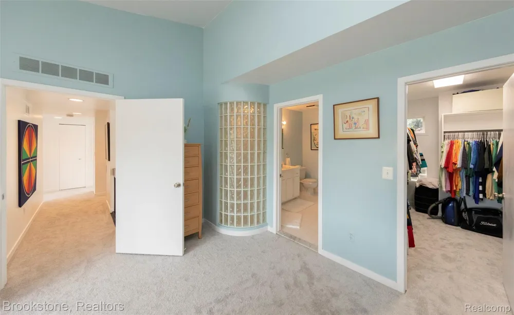 1839 RUSTIC Keego Harbor City, MI 48320