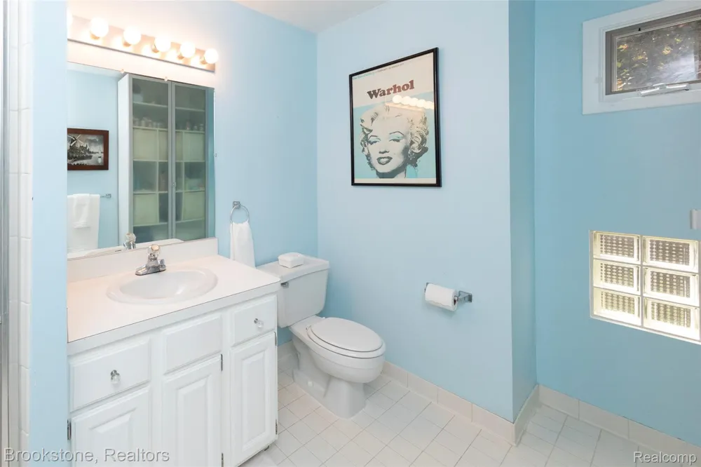 1839 RUSTIC Keego Harbor City, MI 48320