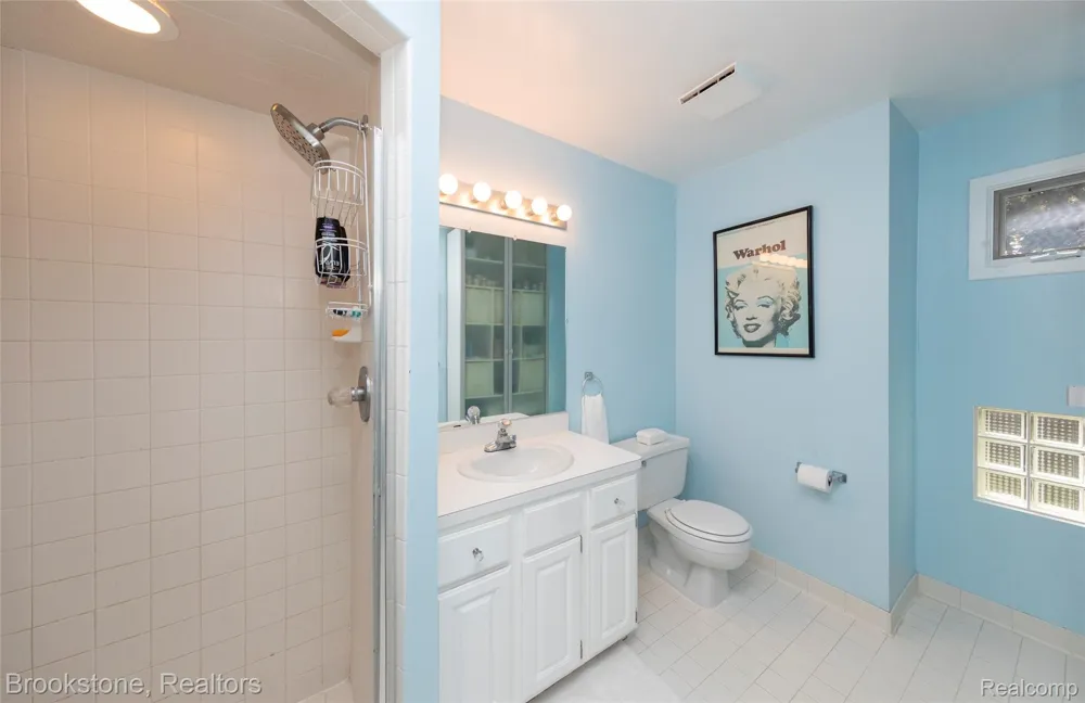 1839 RUSTIC Keego Harbor City, MI 48320
