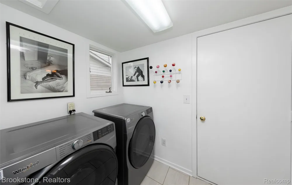 1839 RUSTIC Keego Harbor City, MI 48320
