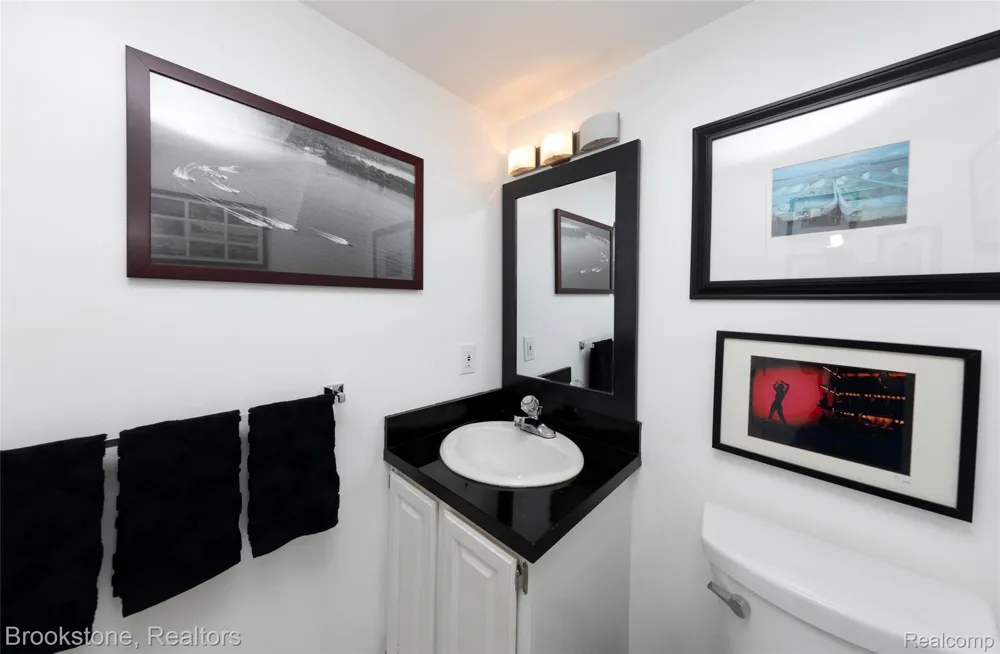 1839 RUSTIC Keego Harbor City, MI 48320