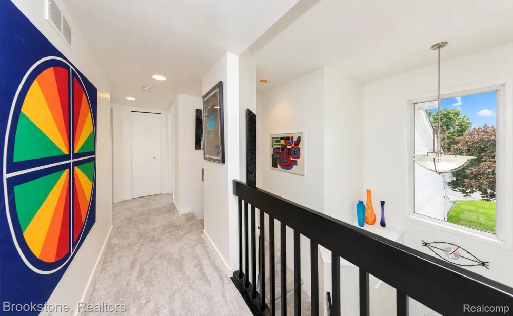 1839 RUSTIC Keego Harbor City, MI 48320