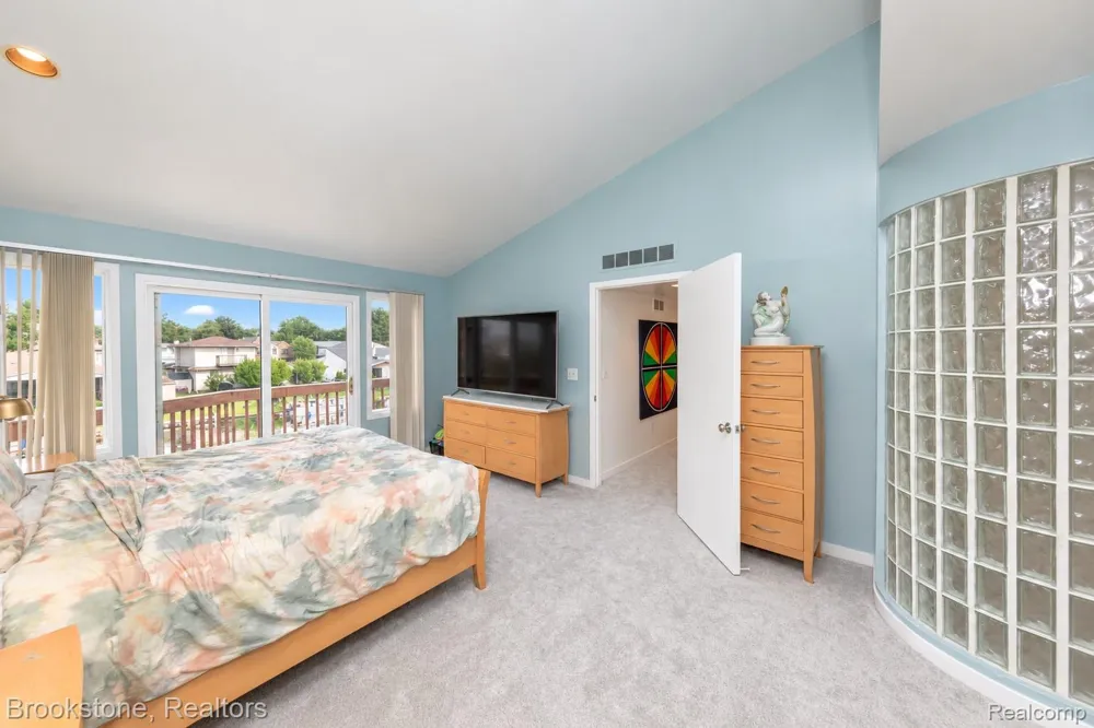 1839 RUSTIC Keego Harbor City, MI 48320