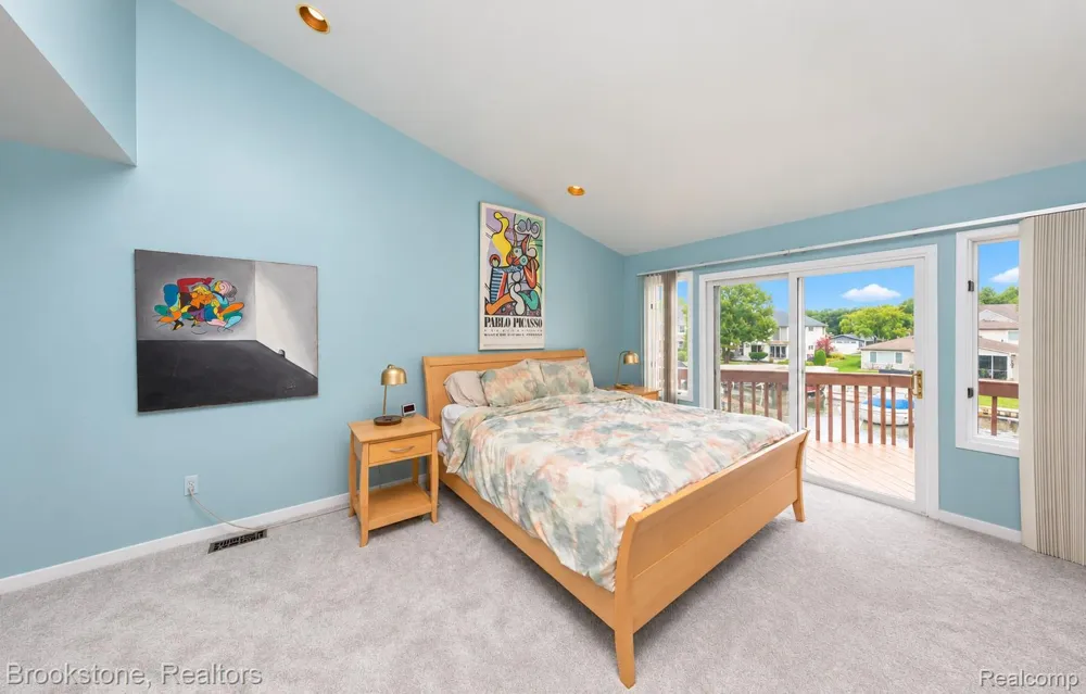 1839 RUSTIC Keego Harbor City, MI 48320