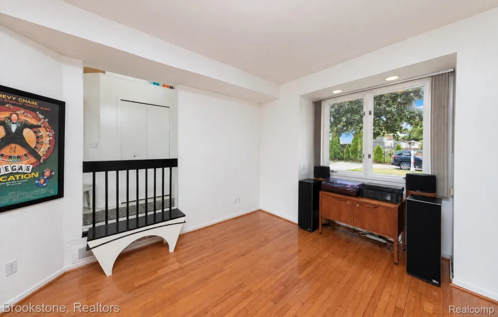 1839 RUSTIC Keego Harbor City, MI 48320
