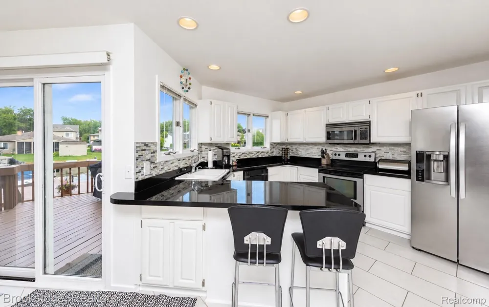 1839 RUSTIC Keego Harbor City, MI 48320
