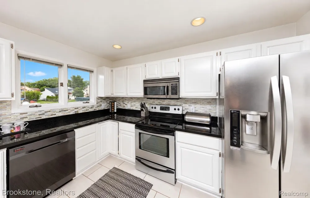 1839 RUSTIC Keego Harbor City, MI 48320