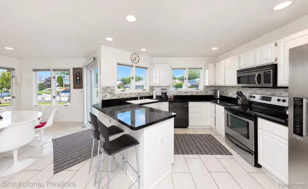 1839 RUSTIC Keego Harbor City, MI 48320
