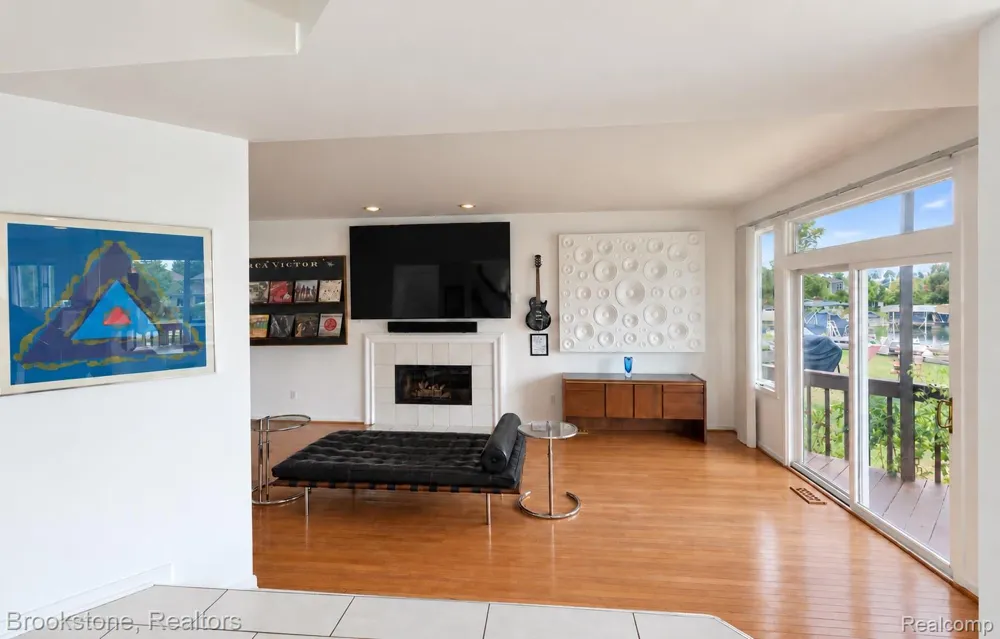 1839 RUSTIC Keego Harbor City, MI 48320