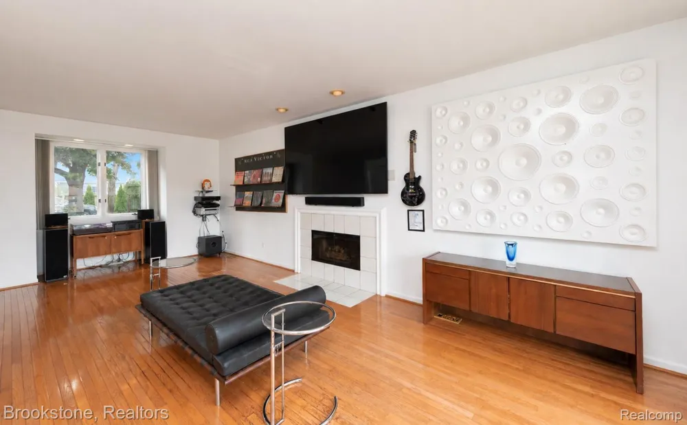 1839 RUSTIC Keego Harbor City, MI 48320