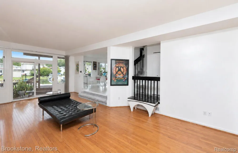 1839 RUSTIC Keego Harbor City, MI 48320